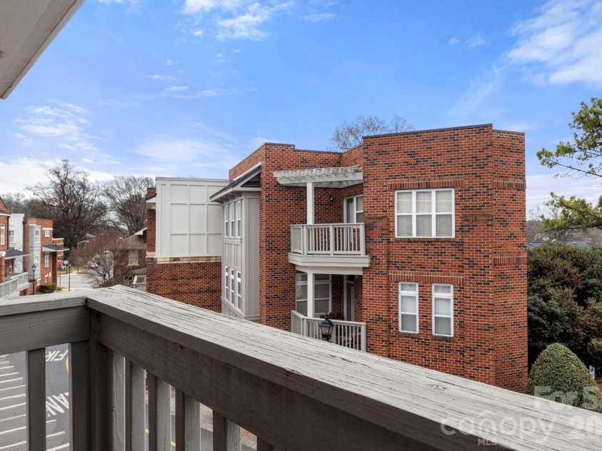 915 Gracie Way, Charlotte, NC 28204.  MLS# CAR4355410, YatesRealty ID 48720. 