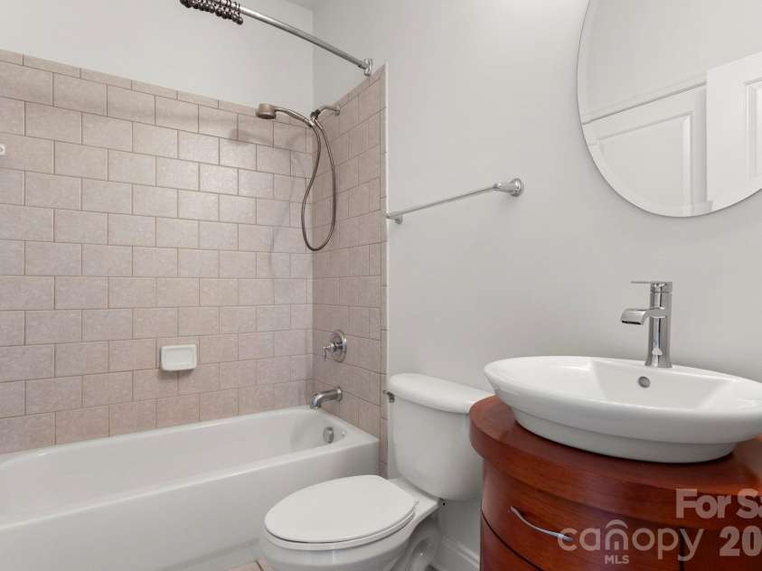 915 Gracie Way, Charlotte, NC 28204.  MLS# CAR4355410, YatesRealty ID 48720. 