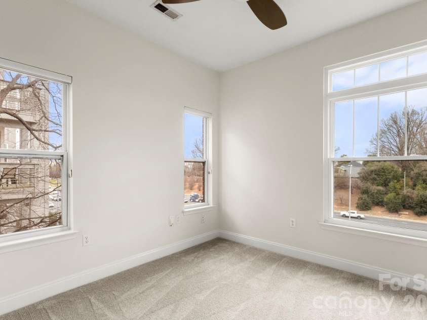 915 Gracie Way, Charlotte, NC 28204.  MLS# CAR4355410, YatesRealty ID 48720. Bed 3