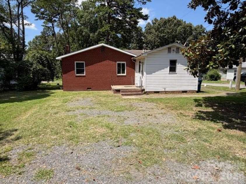 1044 Short Street, Salisbury, NC 28144.  MLS# CAR4421490, YatesRealty ID 48721. 