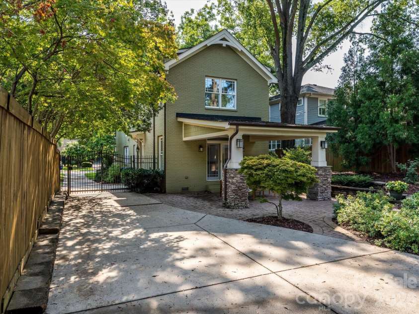 3016 Somerset Drive, Charlotte, NC 28209.  MLS# CAR4419759, YatesRealty ID 48724. 