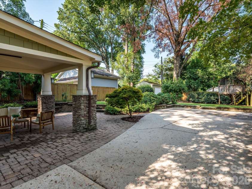 3016 Somerset Drive, Charlotte, NC 28209.  MLS# CAR4419759, YatesRealty ID 48724. 