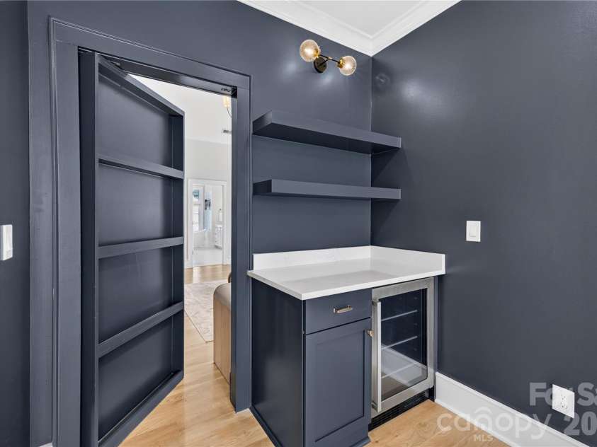632 Ideal Way, Charlotte, NC 28203.  MLS# CAR4421596, YatesRealty ID 48725. 