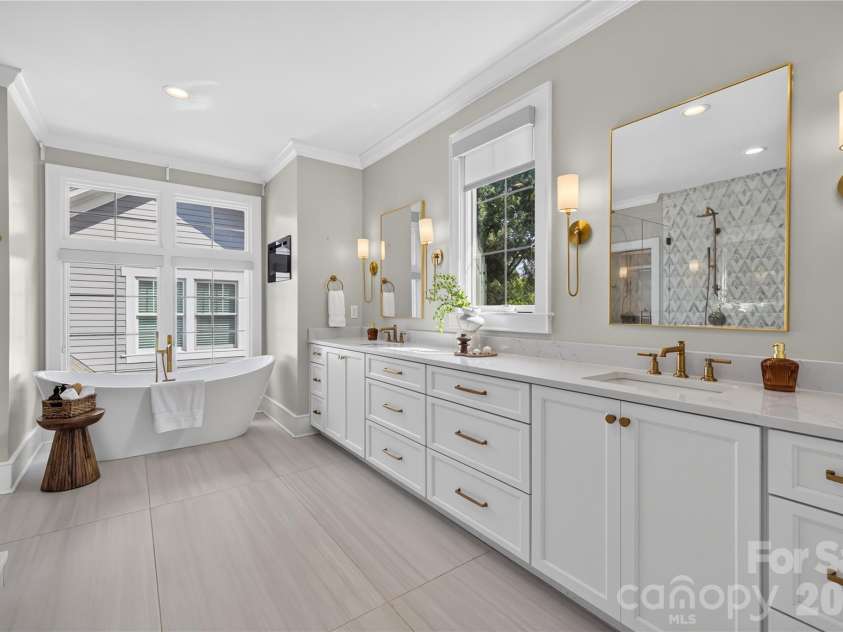 632 Ideal Way, Charlotte, NC 28203.  MLS# CAR4421596, YatesRealty ID 48725. 
