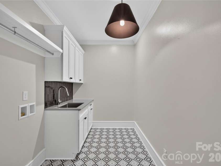 632 Ideal Way, Charlotte, NC 28203.  MLS# CAR4421596, YatesRealty ID 48725. 