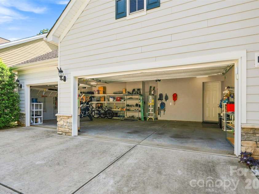 8829 Bur Lane, Huntersville, NC 28078.  MLS# CAR4420179, YatesRealty ID 48727. 