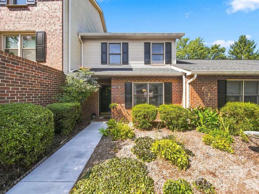 921 21st Avenue, Hickory, NC 28601.  MLS# CAR4421628, YatesRealty ID 48733. 