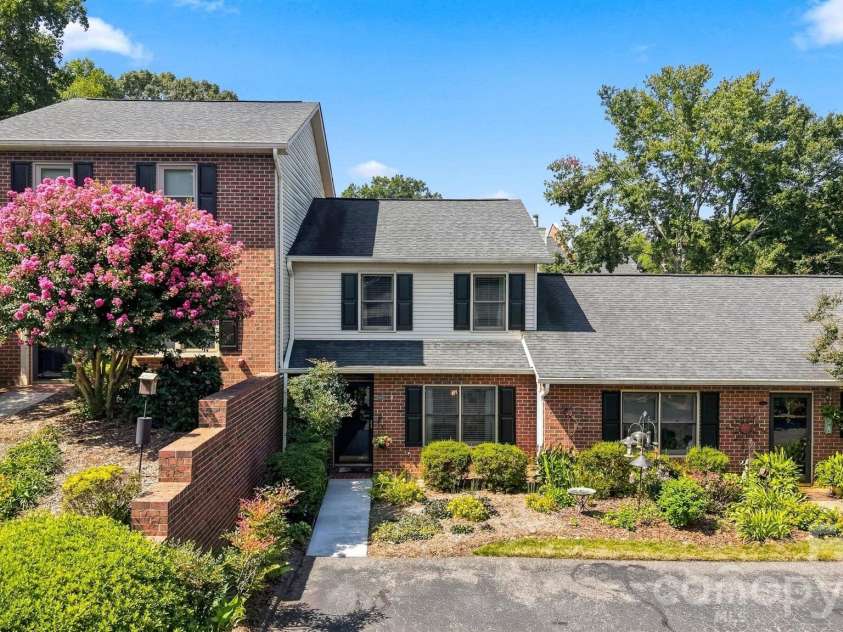 921 21st Avenue, Hickory, NC 28601.  MLS# CAR4421628, YatesRealty ID 48733. 