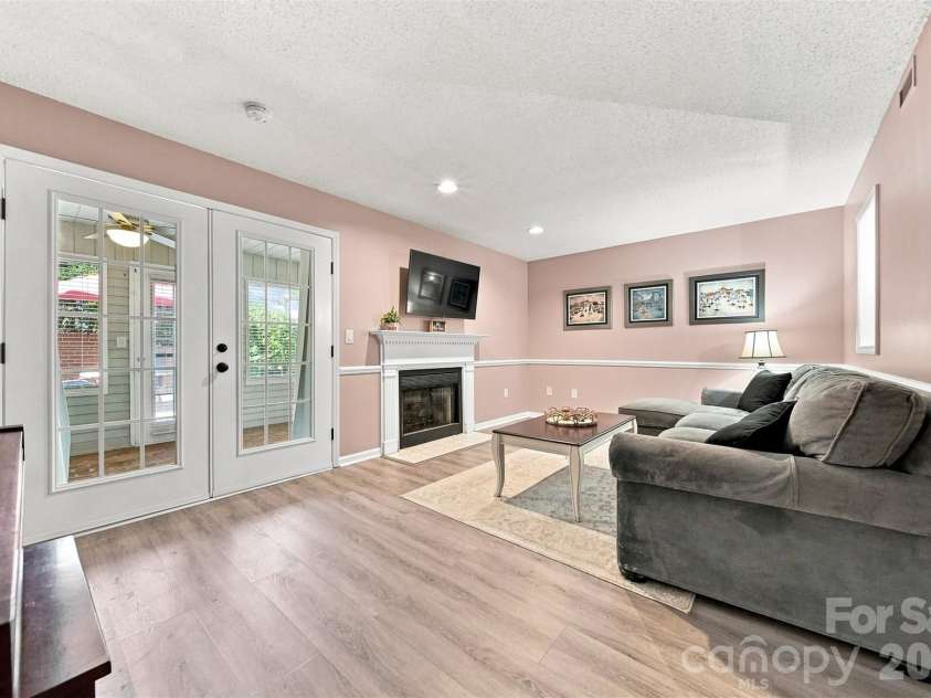 921 21st Avenue, Hickory, NC 28601.  MLS# CAR4421628, YatesRealty ID 48733. 
