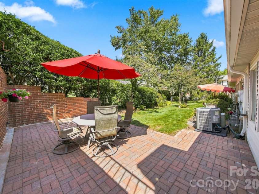 921 21st Avenue, Hickory, NC 28601.  MLS# CAR4421628, YatesRealty ID 48733. 