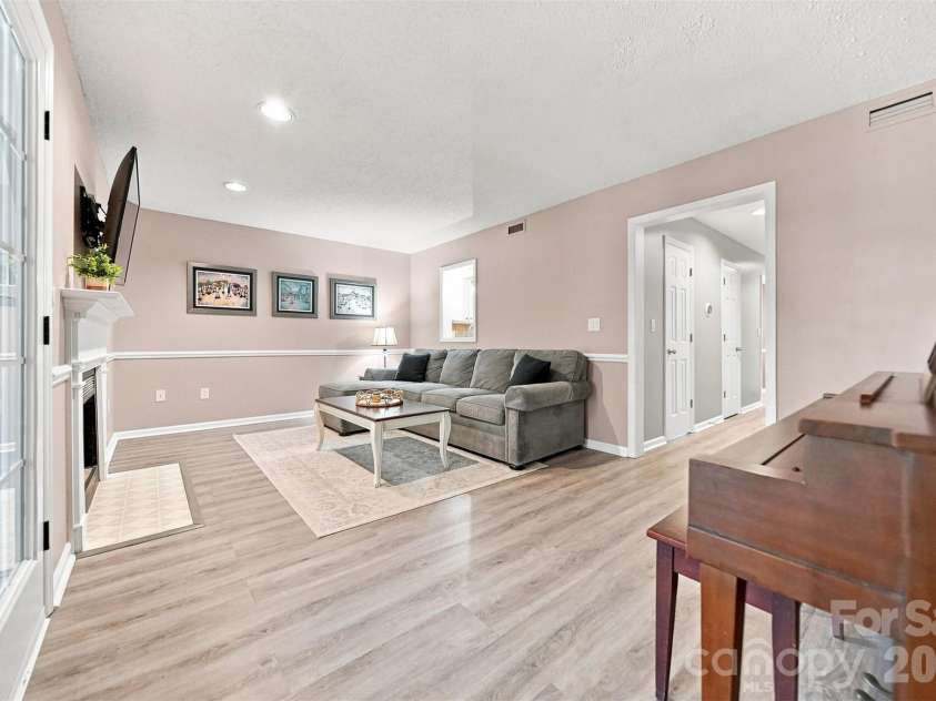 921 21st Avenue, Hickory, NC 28601.  MLS# CAR4421628, YatesRealty ID 48733. 