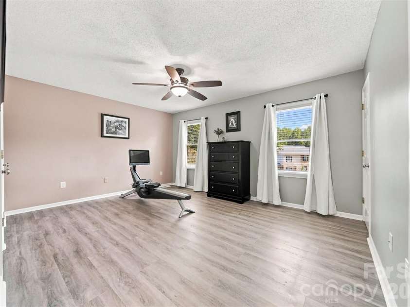921 21st Avenue, Hickory, NC 28601.  MLS# CAR4421628, YatesRealty ID 48733. 