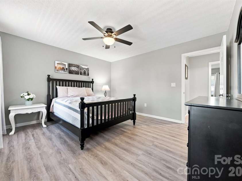 921 21st Avenue, Hickory, NC 28601.  MLS# CAR4421628, YatesRealty ID 48733. 