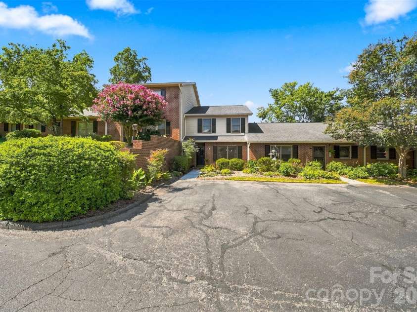 921 21st Avenue, Hickory, NC 28601.  MLS# CAR4421628, YatesRealty ID 48733. 