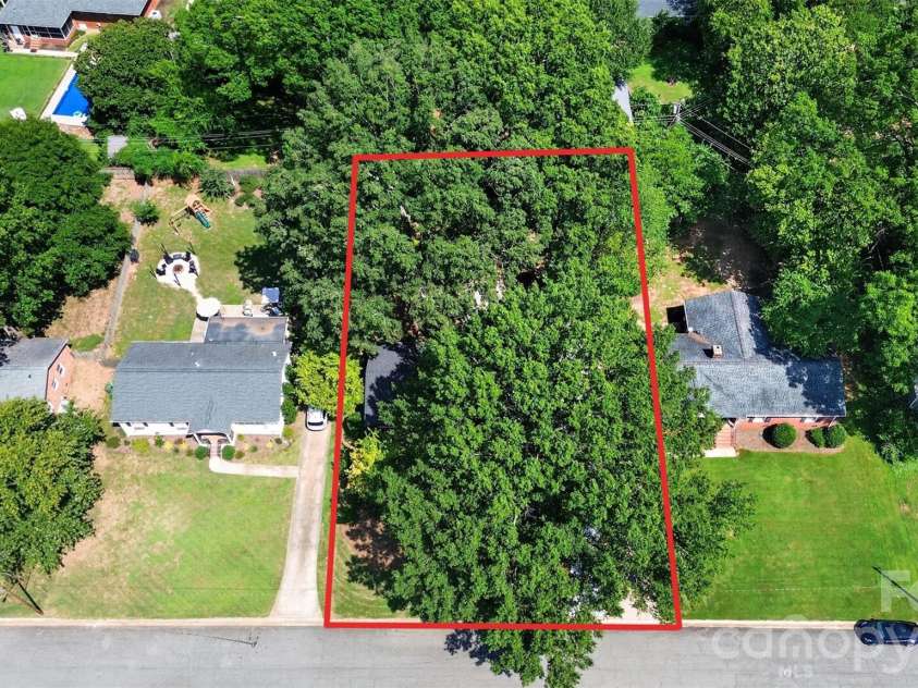 831 Faircrest Drive, Charlotte, NC 28210.  MLS# CAR4421440, YatesRealty ID 48734. 