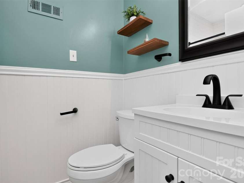 831 Faircrest Drive, Charlotte, NC 28210.  MLS# CAR4421440, YatesRealty ID 48734. Hall Bath