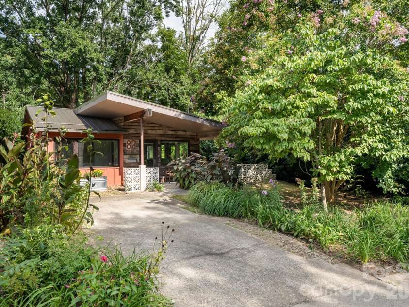 82 Mount Clare Avenue, Asheville, NC 28801.  MLS# CAR4421448, YatesRealty ID 48736. 