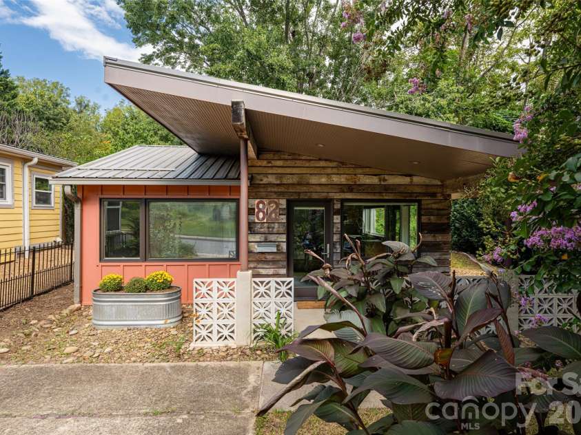 82 Mount Clare Avenue, Asheville, NC 28801.  MLS# CAR4421448, YatesRealty ID 48736. 