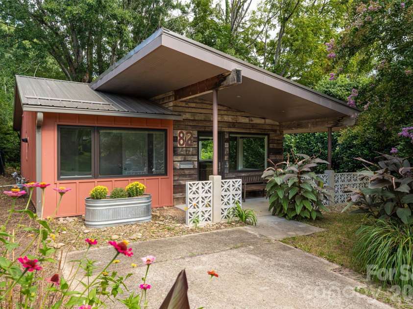 82 Mount Clare Avenue, Asheville, NC 28801.  MLS# CAR4421448, YatesRealty ID 48736. 