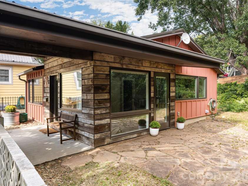 82 Mount Clare Avenue, Asheville, NC 28801.  MLS# CAR4421448, YatesRealty ID 48736. 