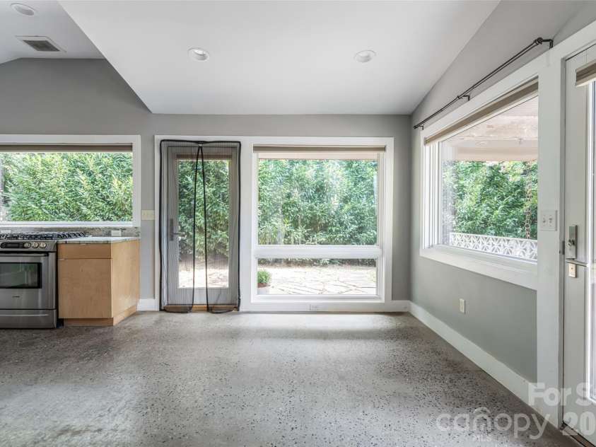82 Mount Clare Avenue, Asheville, NC 28801.  MLS# CAR4421448, YatesRealty ID 48736. 