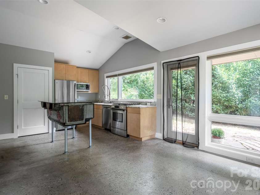 82 Mount Clare Avenue, Asheville, NC 28801.  MLS# CAR4421448, YatesRealty ID 48736. 