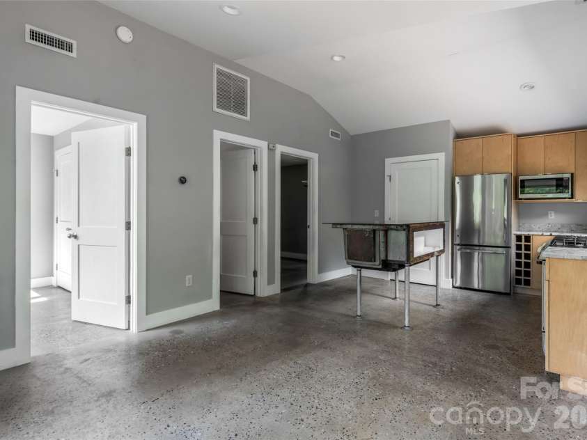 82 Mount Clare Avenue, Asheville, NC 28801.  MLS# CAR4421448, YatesRealty ID 48736. 