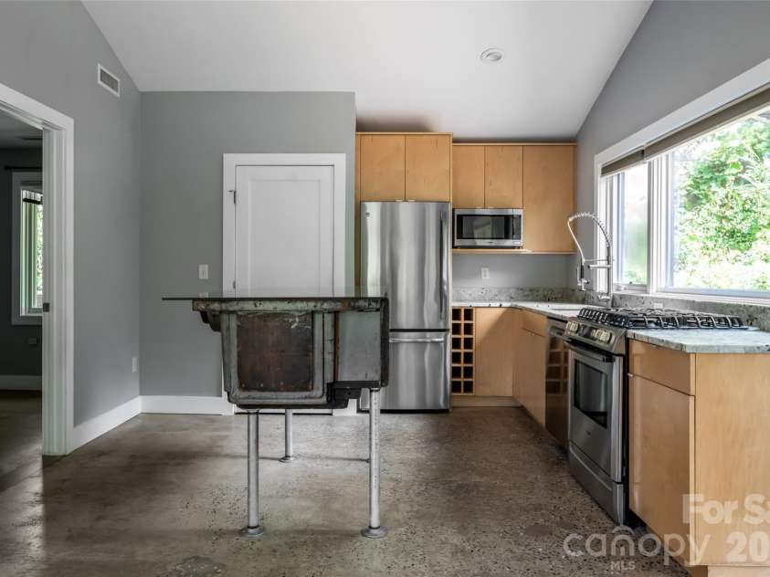 82 Mount Clare Avenue, Asheville, NC 28801.  MLS# CAR4421448, YatesRealty ID 48736. 