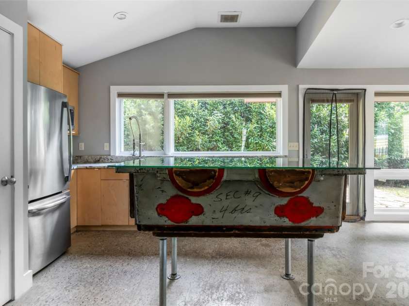 82 Mount Clare Avenue, Asheville, NC 28801.  MLS# CAR4421448, YatesRealty ID 48736. 