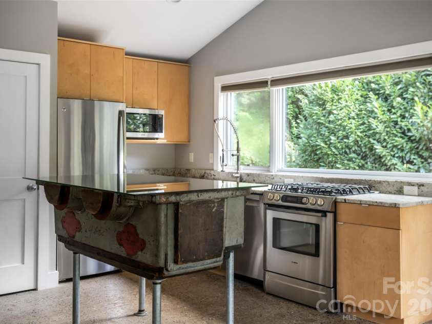 82 Mount Clare Avenue, Asheville, NC 28801.  MLS# CAR4421448, YatesRealty ID 48736. 