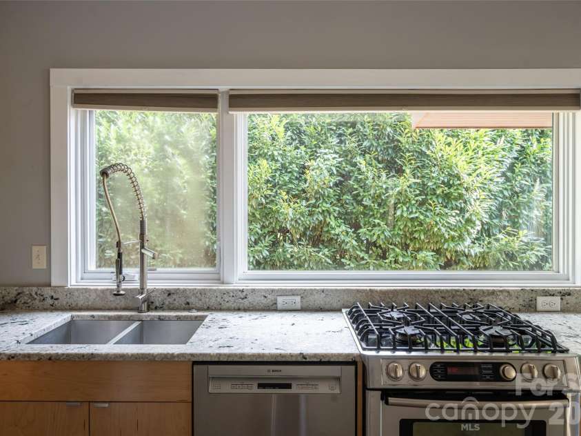 82 Mount Clare Avenue, Asheville, NC 28801.  MLS# CAR4421448, YatesRealty ID 48736. 