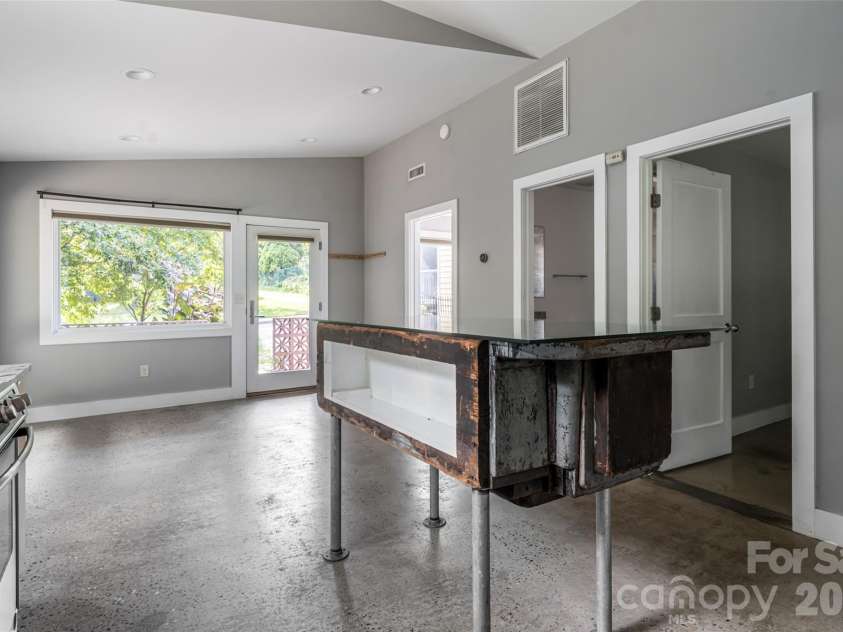 82 Mount Clare Avenue, Asheville, NC 28801.  MLS# CAR4421448, YatesRealty ID 48736. 