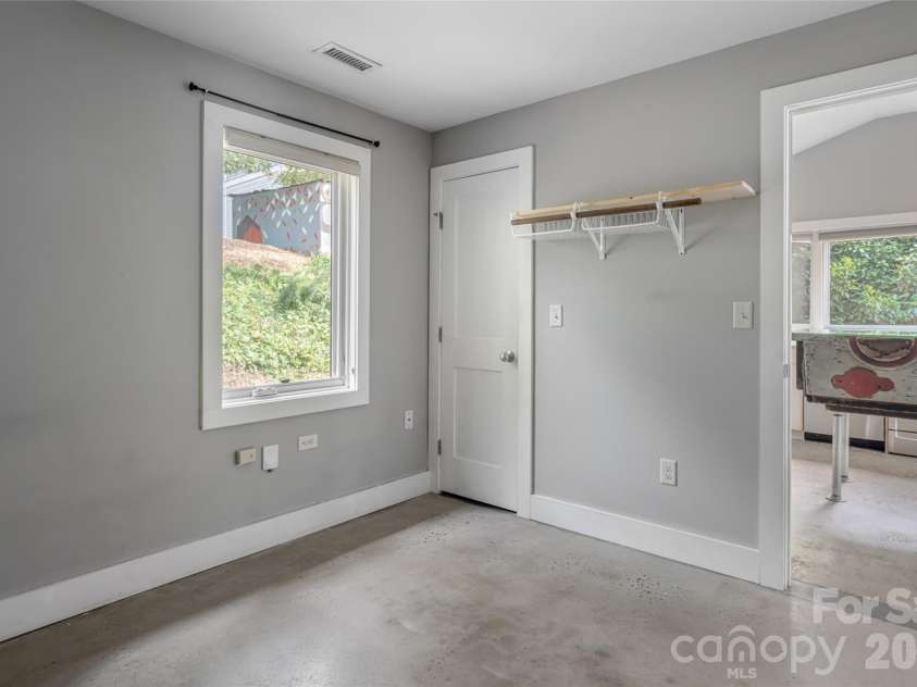 82 Mount Clare Avenue, Asheville, NC 28801.  MLS# CAR4421448, YatesRealty ID 48736. 
