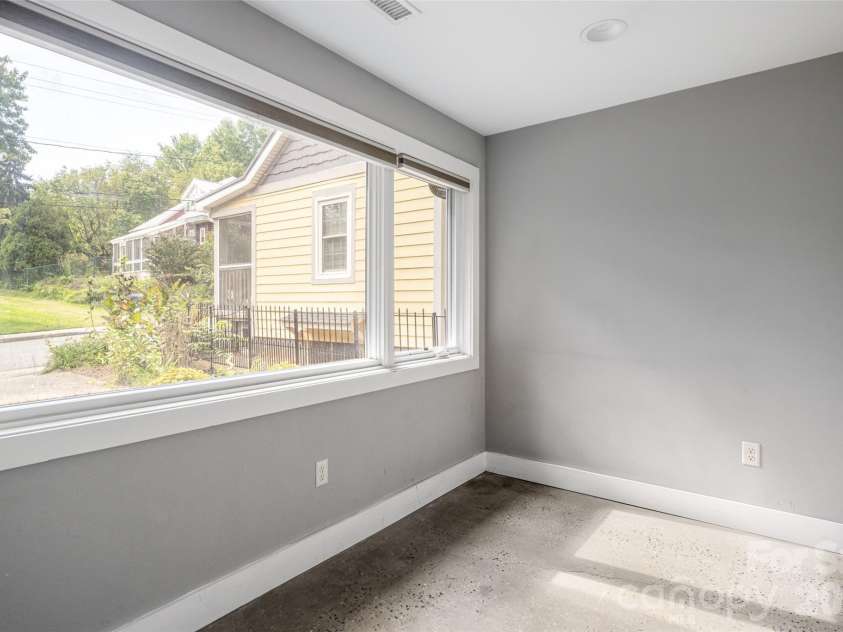 82 Mount Clare Avenue, Asheville, NC 28801.  MLS# CAR4421448, YatesRealty ID 48736. 