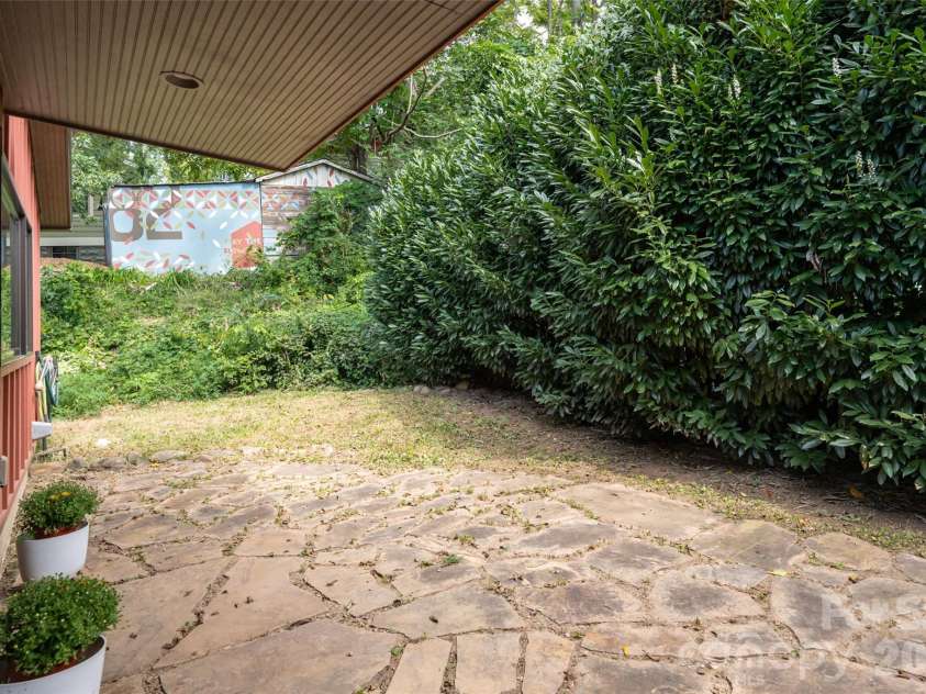 82 Mount Clare Avenue, Asheville, NC 28801.  MLS# CAR4421448, YatesRealty ID 48736. 