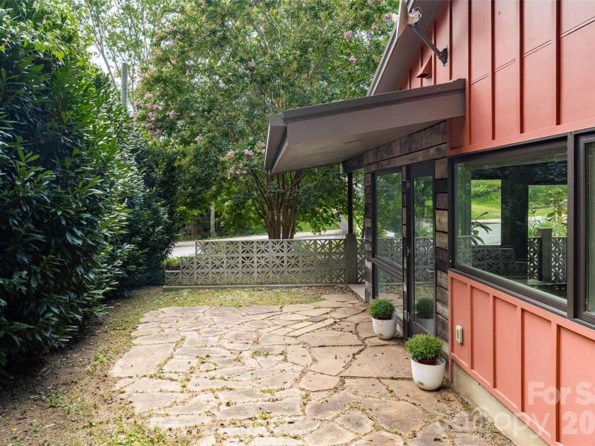 82 Mount Clare Avenue, Asheville, NC 28801.  MLS# CAR4421448, YatesRealty ID 48736. 