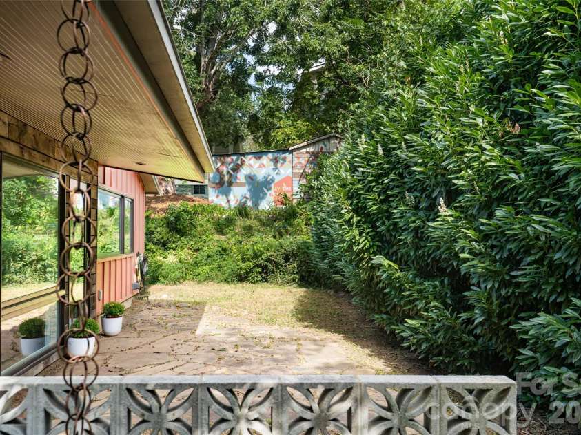 82 Mount Clare Avenue, Asheville, NC 28801.  MLS# CAR4421448, YatesRealty ID 48736. 