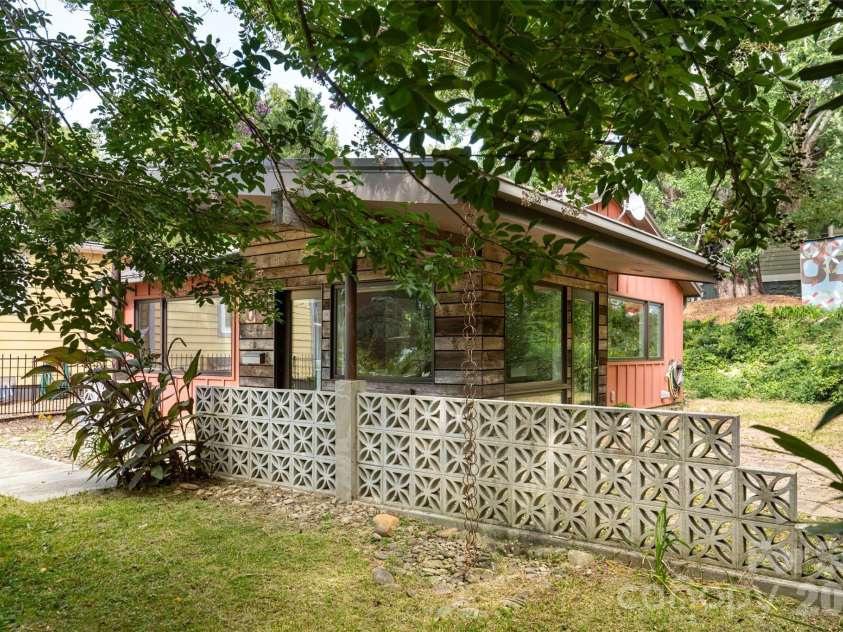 82 Mount Clare Avenue, Asheville, NC 28801.  MLS# CAR4421448, YatesRealty ID 48736. 