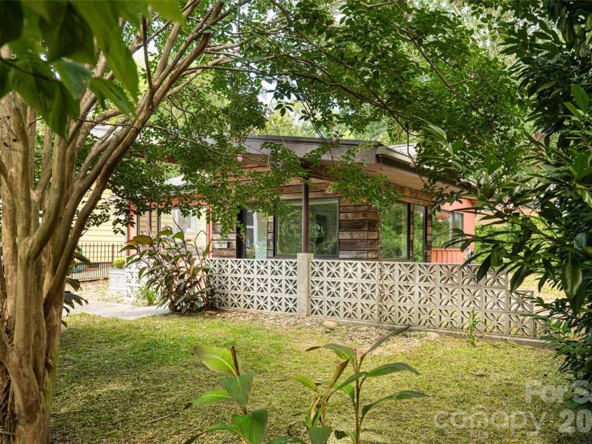 82 Mount Clare Avenue, Asheville, NC 28801.  MLS# CAR4421448, YatesRealty ID 48736. 