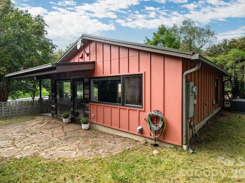82 Mount Clare Avenue, Asheville, NC 28801.  MLS# CAR4421448, YatesRealty ID 48736. 