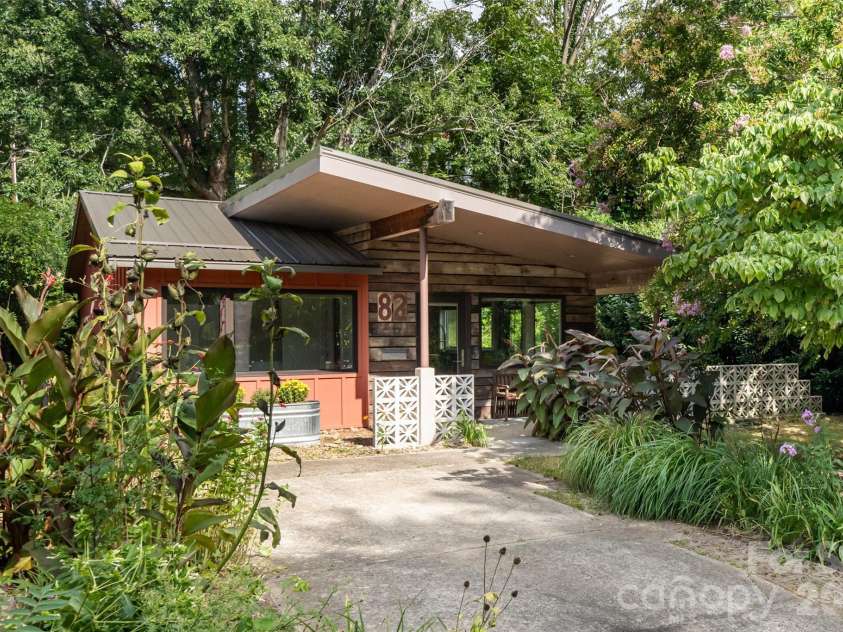 82 Mount Clare Avenue, Asheville, NC 28801.  MLS# CAR4421448, YatesRealty ID 48736. 