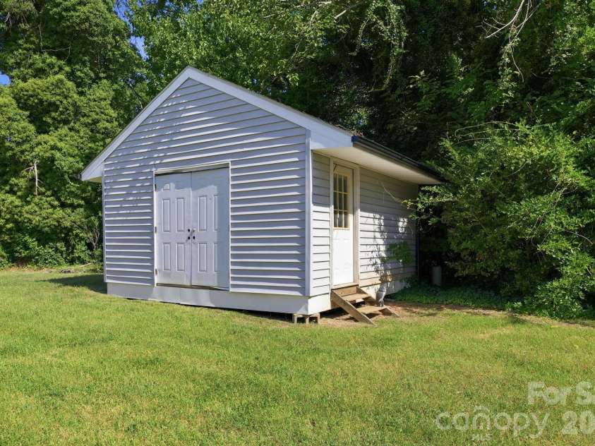 105 Peach Orchard Drive, Greensboro, NC 27455.  MLS# CAR4421350, YatesRealty ID 48737. 