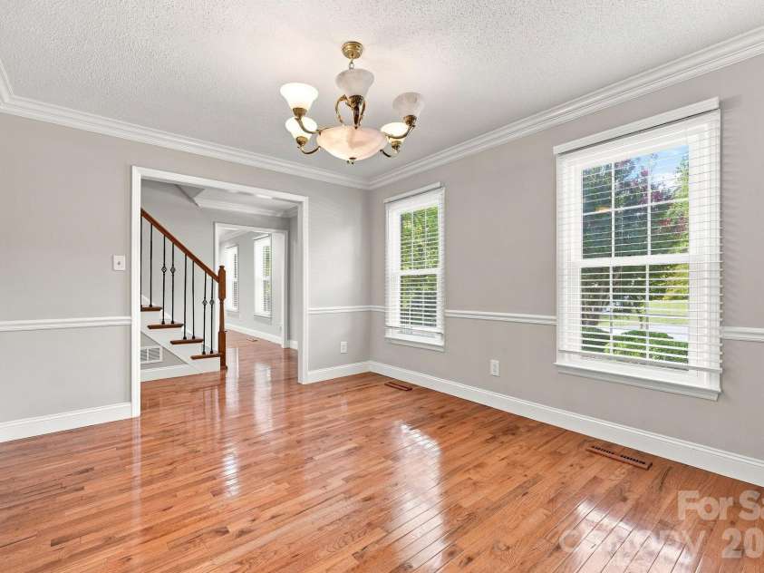 105 Peach Orchard Drive, Greensboro, NC 27455.  MLS# CAR4421350, YatesRealty ID 48737. DINNING ROOM