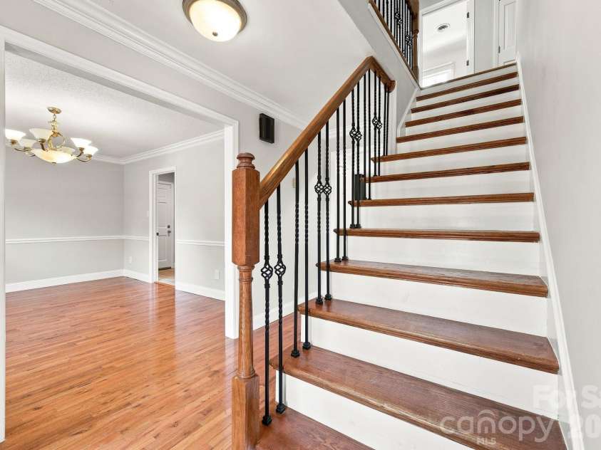 105 Peach Orchard Drive, Greensboro, NC 27455.  MLS# CAR4421350, YatesRealty ID 48737. FOYER