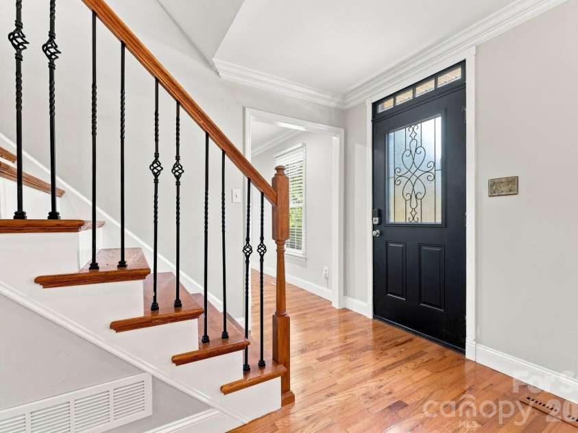 105 Peach Orchard Drive, Greensboro, NC 27455.  MLS# CAR4421350, YatesRealty ID 48737. FOYER