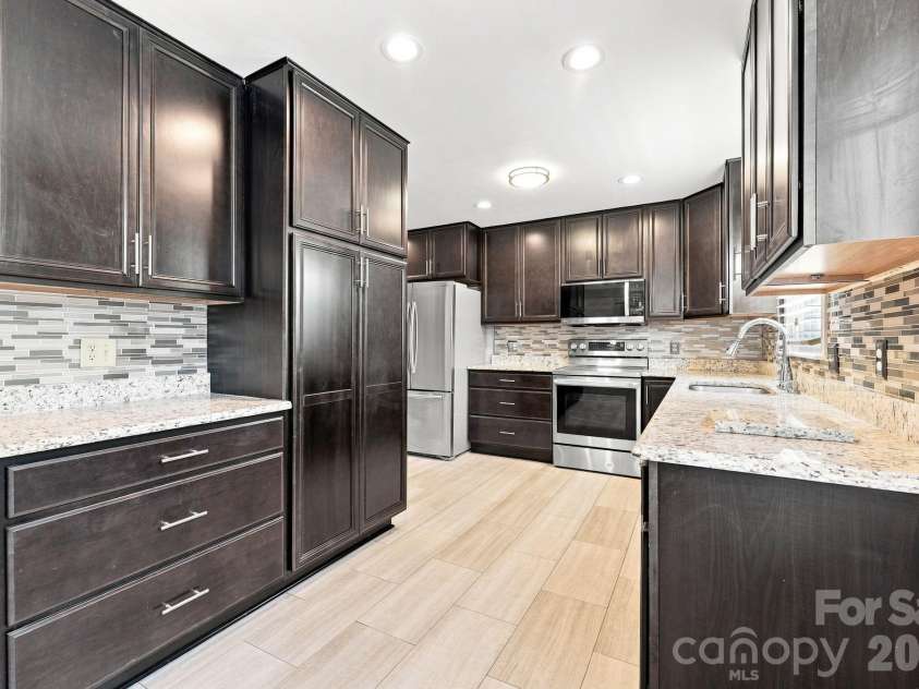 105 Peach Orchard Drive, Greensboro, NC 27455.  MLS# CAR4421350, YatesRealty ID 48737. KITCHEN