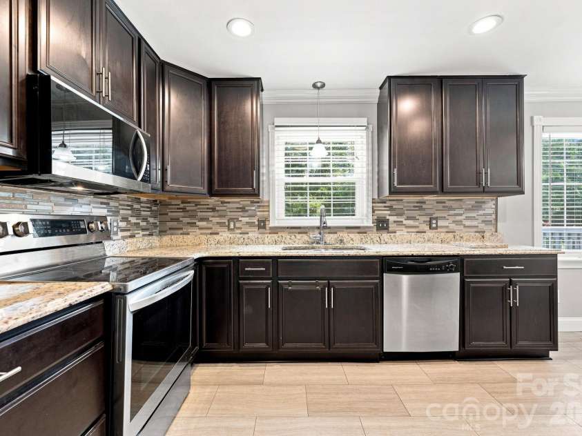 105 Peach Orchard Drive, Greensboro, NC 27455.  MLS# CAR4421350, YatesRealty ID 48737. KITCHEN