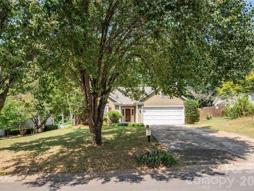 10333 Danesway Lane, Cornelius, NC 28031.  MLS# CAR4420138, YatesRealty ID 48739. 