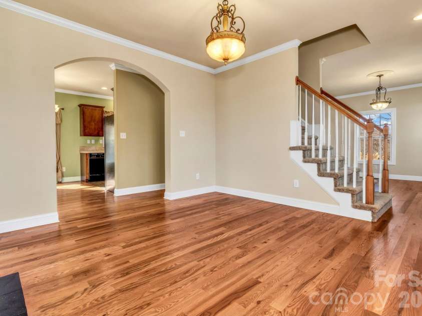387 Goodview Drive, Hendersonville, NC 28792.  MLS# CAR4335781, YatesRealty ID 4874. 