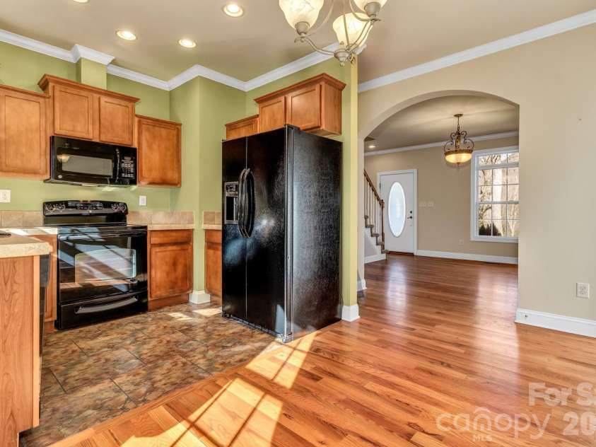 387 Goodview Drive, Hendersonville, NC 28792.  MLS# CAR4335781, YatesRealty ID 4874. 